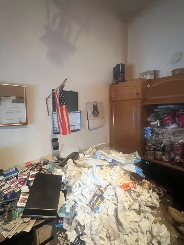 Voll-vermüllte-Messie-Wohnung